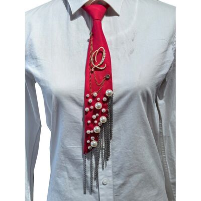 Broche de perlas con letra Q al por mayor, corbata hecha a mano con pin de alfabeto de perlas artificiales con borla de cadena de hierro, corbata decorativa de poliéster para mujer (rojo)