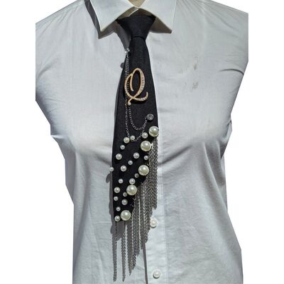 Letra al por mayor Q broche de perla corbata hecha a mano Falsa perla alfabeto pin con cadena de hierro Tassel corbata decorativa de poliéster para mujeres (Negro)