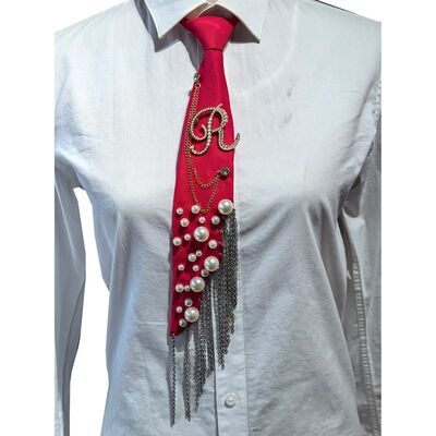 En general letra R broche de perla corbata hecha a mano Falsa perla de alfabeto pin con cadena de hierro Tassel corbata decorativa de poliéster para mujeres (rojo)