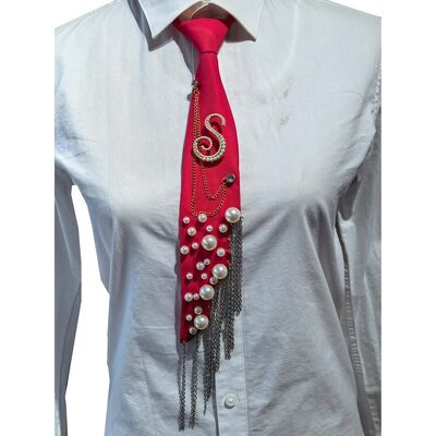 Letra al por mayor S broche de perla corbata hecha a mano Falsa perla alfabeto pin con cadena de hierro Tassel corbata decorativa de poliéster para mujeres (rojo)