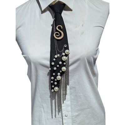 En general letra S broche de perla corbata hecha a mano Falsa perla de alfabeto pin con cadena de hierro Tassel corbata decorativa de poliéster para mujeres (Negro)