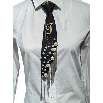 Broche de perlas con letra T al por mayor, corbata hecha a mano con perla artificial, pin con borla de cadena de hierro, corbata decorativa de poliéster para mujer (negro)