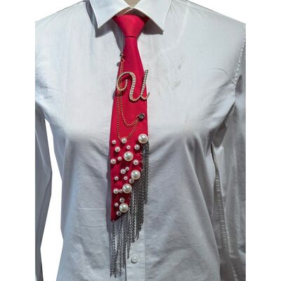 En general letra U broche de perla corbata hecha a mano Falsa perla alfabeto pin con cadena de hierro Tassel corbata decorativa de poliéster para mujeres (rojo)