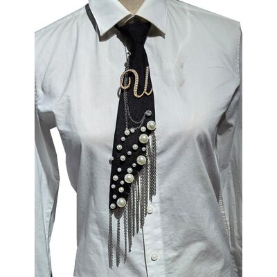 En general letra U broche de perla corbata hecha a mano Falsa perla de alfabeto pin con cadena de hierro Tassel corbata de poliéster decorativa para mujeres (Negro)