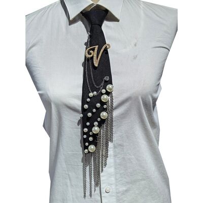 En general letra V broche de perla corbata hecha a mano Falsa perla de alfabeto pin con cadena de hierro Tassel corbata decorativa de poliéster para mujeres (Negra)