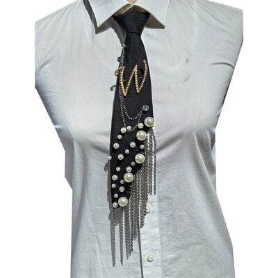 Broche de letra W de perlas al por mayor, corbata hecha a mano con pin de alfabeto de perlas artificiales con borla de cadena de hierro, corbata decorativa de poliéster para mujer (negro)