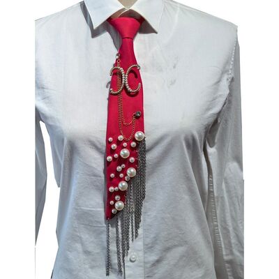 Broche de letra X al por mayor con perlas, corbata hecha a mano con pin de alfabeto de perlas artificiales con borla de cadena de hierro, corbata decorativa de poliéster para mujer (rojo)