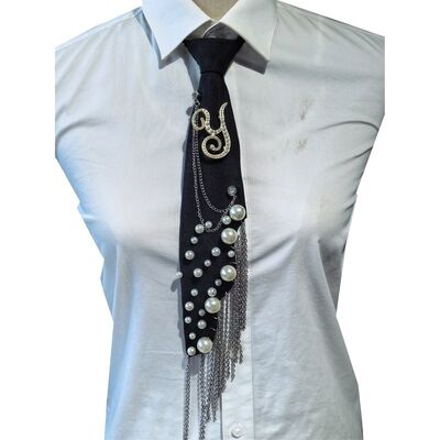 Broche de letra Y al por mayor con cadena de hierro y borla decorativa de poliéster para mujer (Negro)